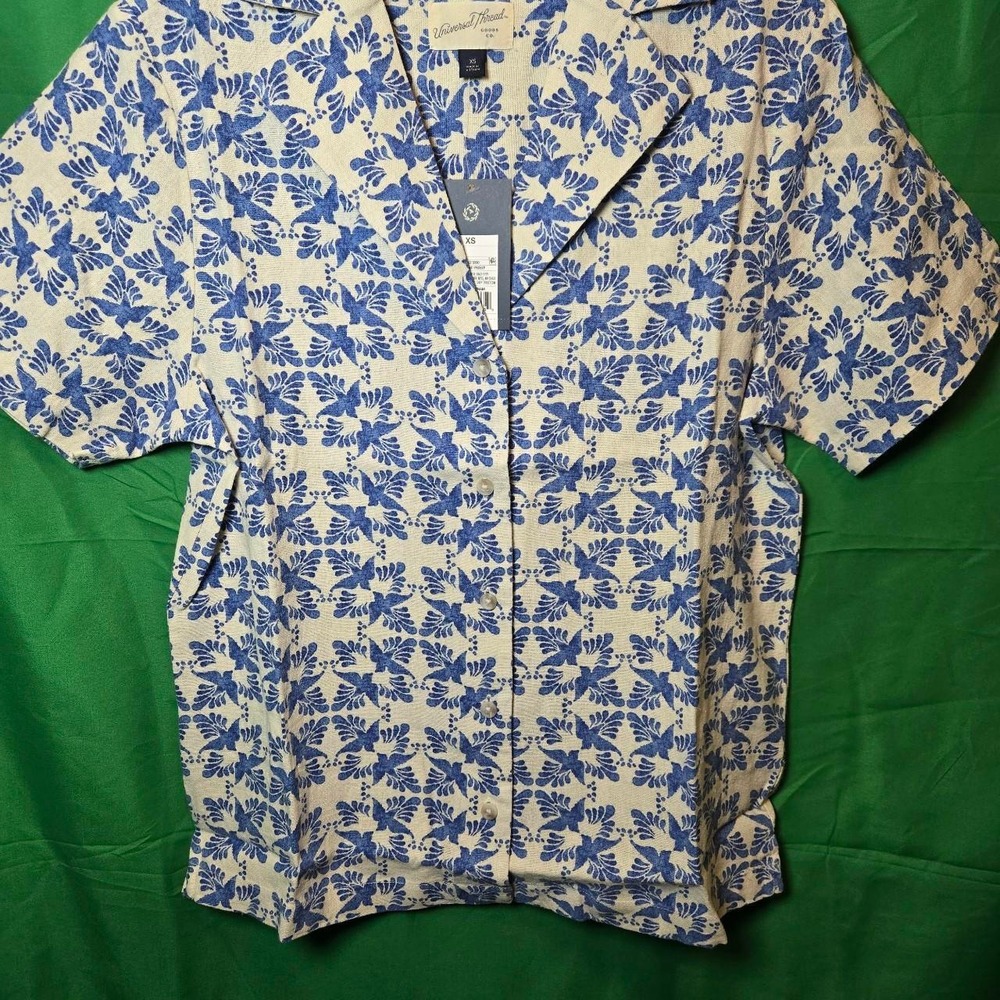 Blue and white floral button-up shirt with a relaxed fit #floralshirt. size:XS